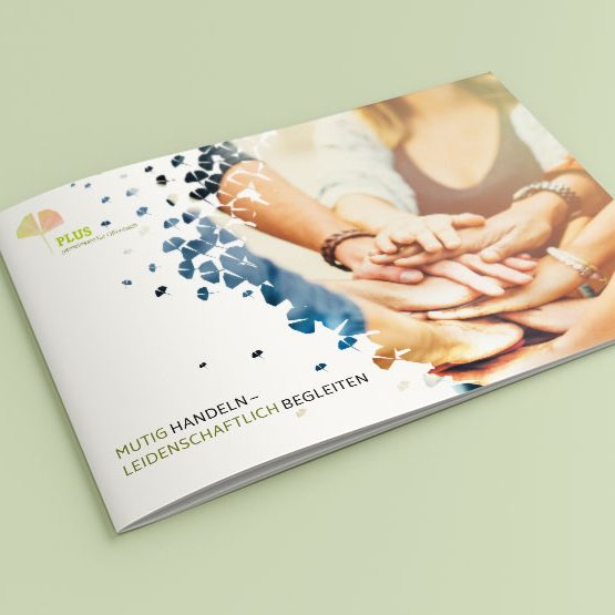 PLUS - Messewand und Broschüre