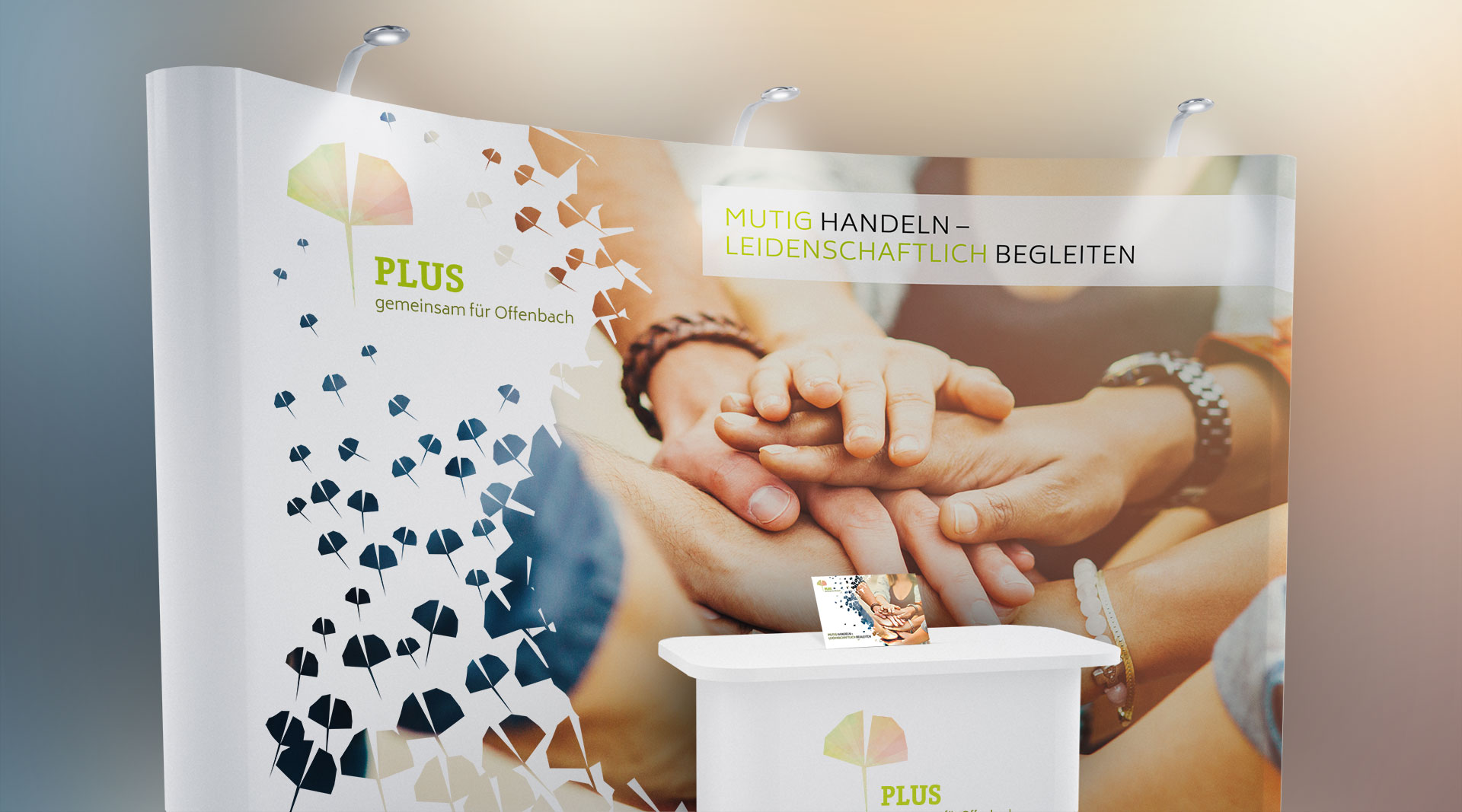 PLUS - Messewand und Broschüre