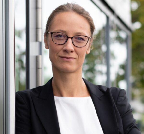 Portraitbild von Julia Amann Geschäftsführerin/ Gründerin Kikom