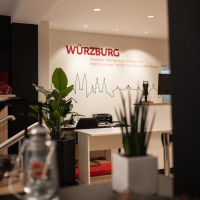Eröffnung neu gestaltete Tourist Information in Würzburg von jo's büro für Gestaltung
