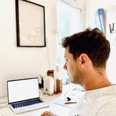 Johannes Breidenbach, Geschäftsführer jo's büro für Gestaltung bei der Arbeit